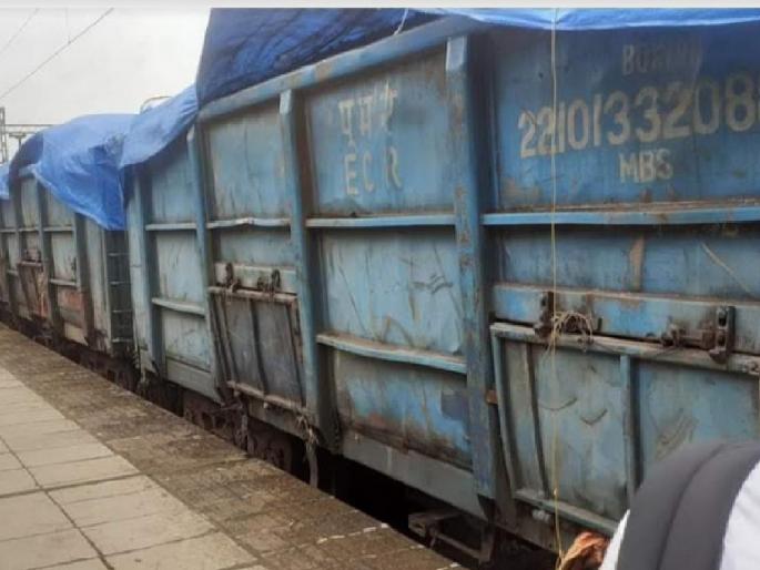 Four coaches of a freight train derailed near Sawantwadi railway station | मालवाहू रेल्वे गाडीचे चार डबे सुटले, सावंतवाडी रेल्वे स्टेशनजवळील प्रकार Four coaches of a freight train derailed near Sawantwadi railway station | मालवाहू रेल्वे गाडीचे चार डबे सुटले, सावंतवाडी रेल्वे स्टेशनजवळील प्रकार