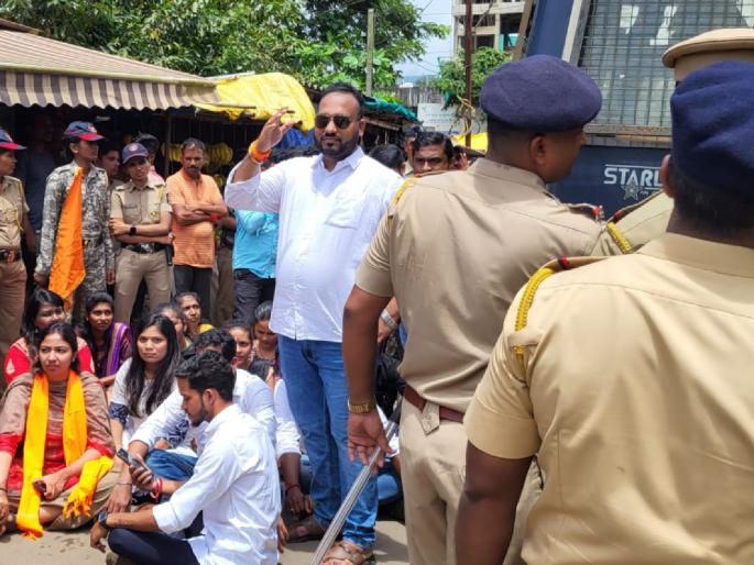 Recruit teachers or else bring down the chairs, Yuva Sena's Bombing Movement in Sawantwadi on Teacher's Day | शिक्षक भरती करा अन्यथा खुर्ची खाली करा, शिक्षक दिनी सावंतवाडीत केसरकरांविरोधात युवा सेनेचे बोंबाबोंब आंदोलन Recruit teachers or else bring down the chairs, Yuva Sena's Bombing Movement in Sawantwadi on Teacher's Day | शिक्षक भरती करा अन्यथा खुर्ची खाली करा, शिक्षक दिनी सावंतवाडीत केसरकरांविरोधात युवा सेनेचे बोंबाबोंब आंदोलन