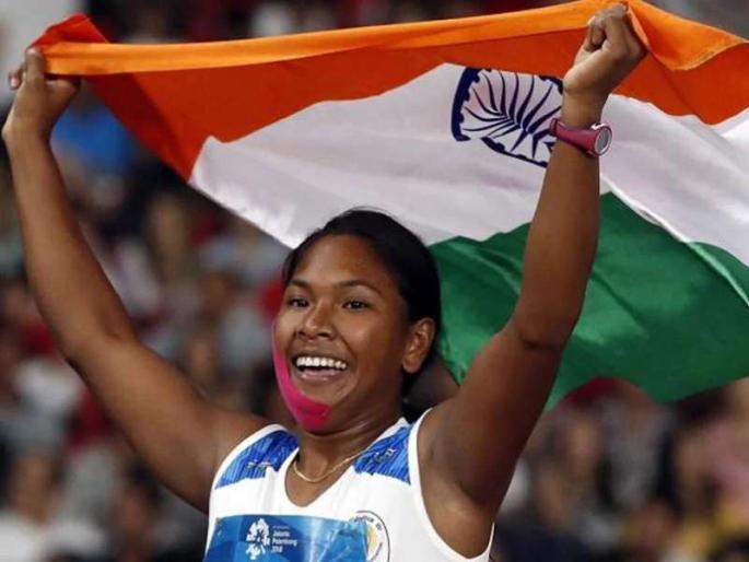 Dreams got the shape of a pair of shapes | स्वप्ना बर्मनला मिळाले विशेष शूज Dreams got the shape of a pair of shapes | स्वप्ना बर्मनला मिळाले विशेष शूज