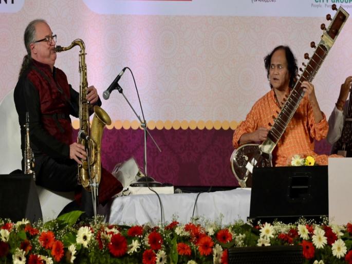 pune news Sawai Gandharva Bhimsen Mahotsav the dynamic tune of the saxophone was heard for the first time in Sawai | ‘सवाई’त प्रथमच निनादले ‘सॅक्सोफोन’चे डायनॅमिक सूर;सॅक्सोफोन अन् सतारीच्या सुरांमधून रंगतदार सहवादनाची श्रवणीय अनुभूती