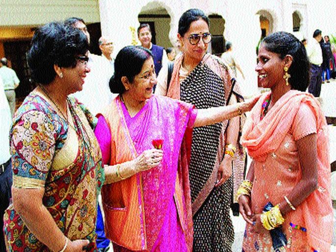 In Muscat, women are sold as slaves | मस्कतमध्ये महिलांना गुलामांप्रमाणे विकले जाते In Muscat, women are sold as slaves | मस्कतमध्ये महिलांना गुलामांप्रमाणे विकले जाते