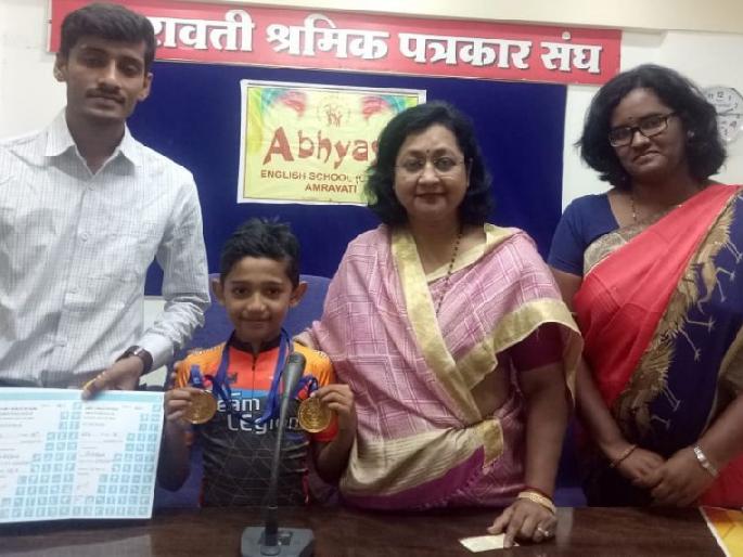 Two gold medals to Swaraj giri of abhyasa school | अभ्यासा शाळेच्या स्वराजला दोन सुवर्णपदके Two gold medals to Swaraj giri of abhyasa school | अभ्यासा शाळेच्या स्वराजला दोन सुवर्णपदके