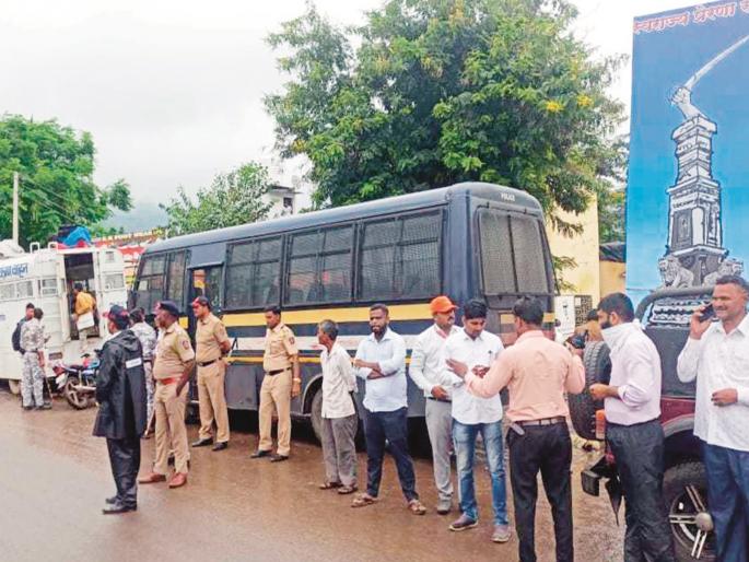 Bajrang Dal's attempt to erect a Swarajya Pillar on 'Devagiri' despite being denied permission by the Archeology Department | पुरातत्त्व विभागाने परवानगी नाकारल्यावरही देवगिरी किल्ल्यावर स्वराज्य स्तंभ उभारण्याचा प्रयत्न Bajrang Dal's attempt to erect a Swarajya Pillar on 'Devagiri' despite being denied permission by the Archeology Department | पुरातत्त्व विभागाने परवानगी नाकारल्यावरही देवगिरी किल्ल्यावर स्वराज्य स्तंभ उभारण्याचा प्रयत्न