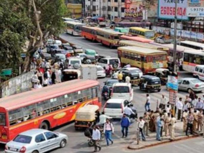 Pune Traffic Swargate Chowk is in a mess due to indiscipline of drivers. | Pune Traffic : वाहनचालकांच्या बेशिस्तीमुळे स्वारगेट चौकाला कोंडीचे ग्रहण Pune Traffic Swargate Chowk is in a mess due to indiscipline of drivers. | Pune Traffic : वाहनचालकांच्या बेशिस्तीमुळे स्वारगेट चौकाला कोंडीचे ग्रहण