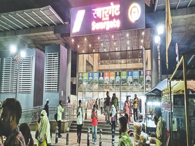 pune news security arrangements are in place outside the busiest Swargate Metro station in Pune city. | पुणे शहरातील सर्वात गजबजलेल्या स्वारगेट मेट्रो स्टेशनच्या बाहेरील सुरक्षा व्यवस्था वाऱ्यावर pune news security arrangements are in place outside the busiest Swargate Metro station in Pune city. | पुणे शहरातील सर्वात गजबजलेल्या स्वारगेट मेट्रो स्टेशनच्या बाहेरील सुरक्षा व्यवस्था वाऱ्यावर