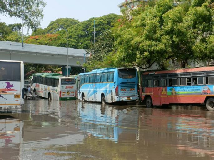 Rainwater tanks at Swargate Bus Stand entrance itself Potholes and water inconvenience to passengers while commuting | स्वारगेट बसस्थानक प्रवेशद्वारावरच पावसाच्या पाण्याचे तळे; खड्डे अन् पाणी, ये-जा करताना प्रवाशांना त्रास