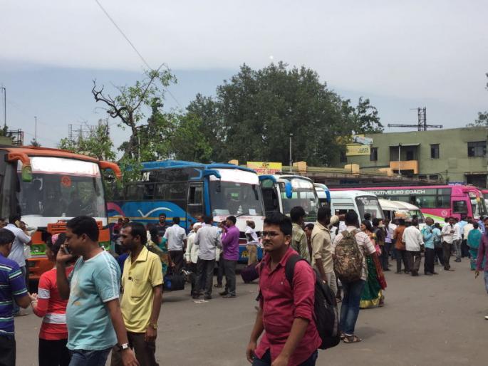 ST personner on strike, passengers inconvenience | एसटीच्या जागी खासगी बसेस, प्रवाशांचे हाल मात्र संपेना