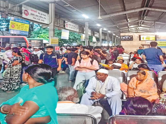 pune news due to consecutive holidays, there is a rush of passengers on ST, railways and private buses. | बसस्थानके फुल्ल;सलग सुट्यांमुळे एसटी, रेल्वे अन् खासगी बसला प्रवाशांची गर्दी