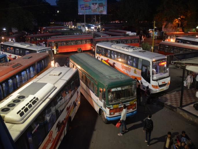 traffic jam in swarget st stand due to inappropriate bus parking | स्वारगेट एसटी स्टॅण्डमध्ये बेशिस्तीची काेंडी ; प्रवाशांना मनस्ताप traffic jam in swarget st stand due to inappropriate bus parking | स्वारगेट एसटी स्टॅण्डमध्ये बेशिस्तीची काेंडी ; प्रवाशांना मनस्ताप