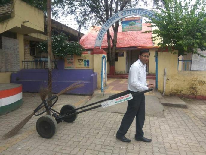 Minimum cost cleaning machine prepared by city council engineer | नगर परिषद अभियंत्याने तयार केली किमान खर्चाची सफाई मशीन Minimum cost cleaning machine prepared by city council engineer | नगर परिषद अभियंत्याने तयार केली किमान खर्चाची सफाई मशीन