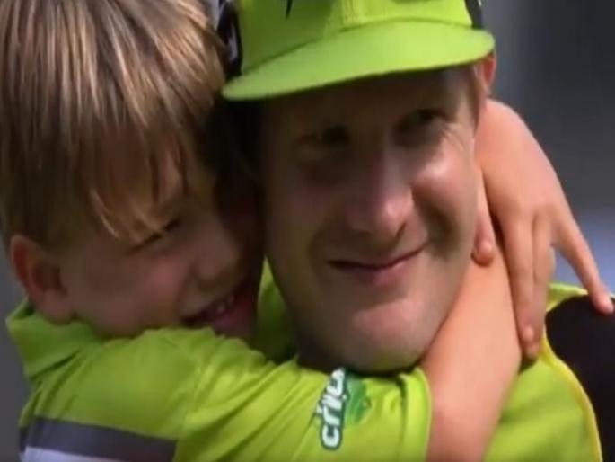 To get the autograph of father, he got into the field and video get viral | बाबांची ऑटोग्राफ घ्यायला 'तो' मैदानात घुसला आणि व्हिडीओ क्रीडा विश्वात पसरला