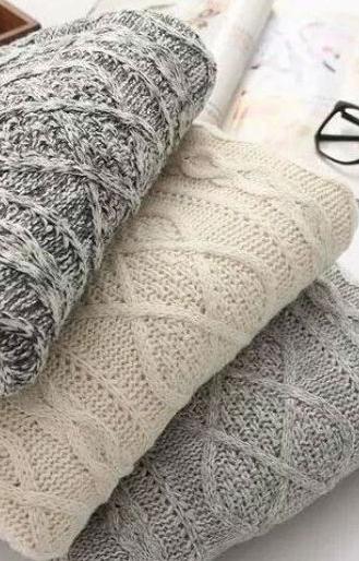 The policeman's underprivileged mother gave poorly coarse children to warm clothes | पोलीस पाटीलकृत दडलेल्या मातृत्वाने दीन दुबळ्या कुडकुडत्या बालकांना दिली उबदार कपड्यांची उब