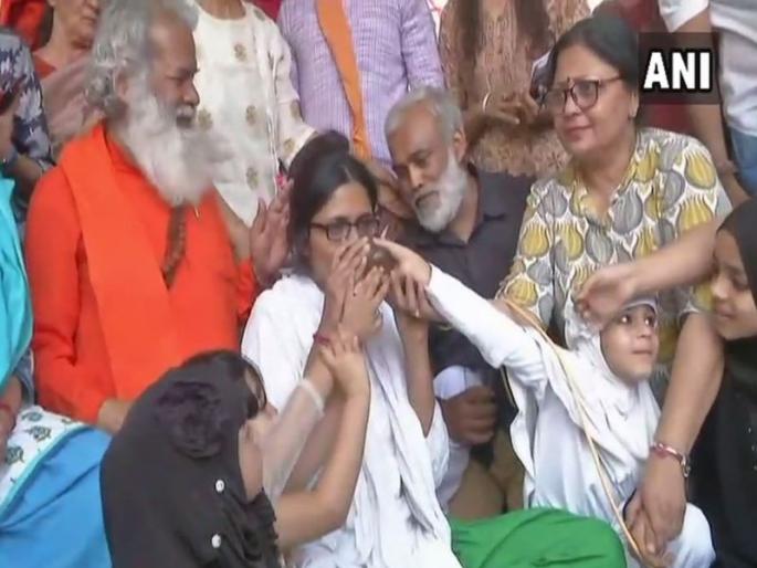 DCW Chief Swati Maliwal breaks her indefinite hunger strike | स्वाती मालिवाल यांनी दहा दिवसांनंतर सोडले उपोषण 