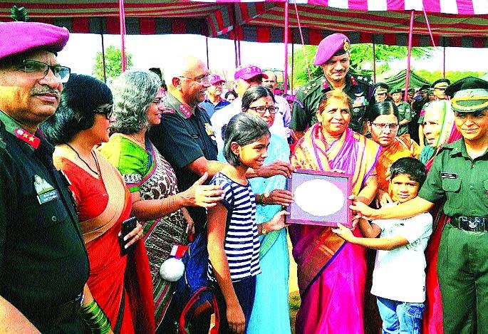 In the meeting of Lt. Swati, Mahadik family in Chennai - Convocation ceremony today | लेफ्टनंट स्वातींच्या भेटीला महाडिक कुटुंबीय चेन्नईत-- आज दीक्षांत समारंभ In the meeting of Lt. Swati, Mahadik family in Chennai - Convocation ceremony today | लेफ्टनंट स्वातींच्या भेटीला महाडिक कुटुंबीय चेन्नईत-- आज दीक्षांत समारंभ