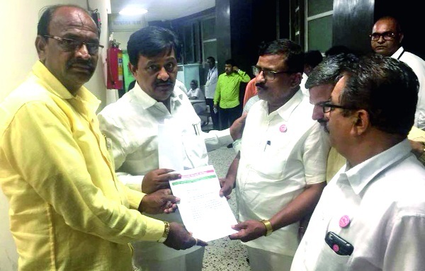 Demand for sugar purchase as per market rates: - Swa-Vaishnani's Assistant Secretary | बाजारातील दराप्रमाणे साखर खरेदीची मागणी-‘स्वाभिमानी’चे सहकारमंत्र्यांना साकडे Demand for sugar purchase as per market rates: - Swa-Vaishnani's Assistant Secretary | बाजारातील दराप्रमाणे साखर खरेदीची मागणी-‘स्वाभिमानी’चे सहकारमंत्र्यांना साकडे