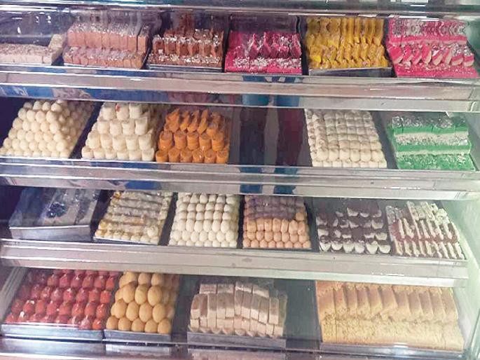 Stale sweets are in your plate; many shopkeeper avoid writing 'best before' | शिळी मिठाई तर तुमच्या माथी मारली जात नाही ना; ‘बेस्ट बिफोर’ लिहिण्यास टाळाटाळ