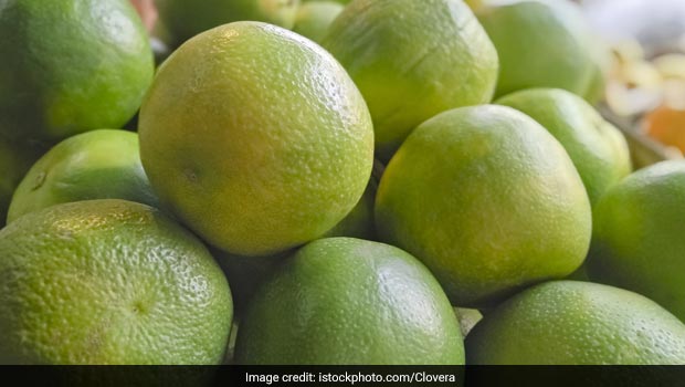 Sweet lime made the farmers happy | माेसंबीने केले शेतकऱ्यांना आनंदी Sweet lime made the farmers happy | माेसंबीने केले शेतकऱ्यांना आनंदी
