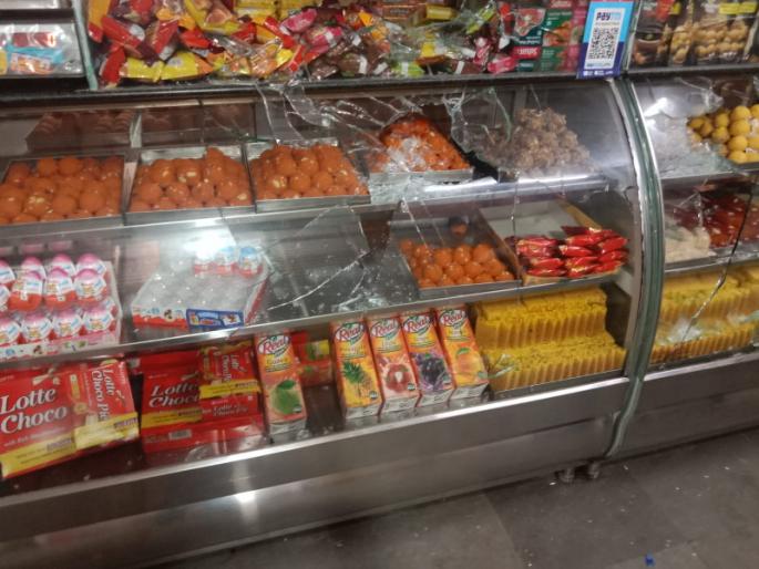 The police chased and caught the person who vandalized the shop and stole the material | दुकानाची तोडफोड करून साहित्य पळवणाऱ्याला पोलिसांनी पाठलाग करून पकडले The police chased and caught the person who vandalized the shop and stole the material | दुकानाची तोडफोड करून साहित्य पळवणाऱ्याला पोलिसांनी पाठलाग करून पकडले