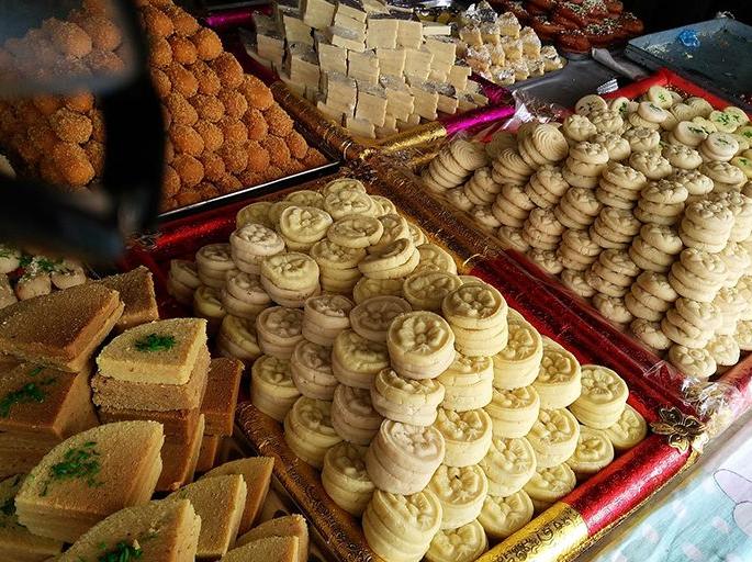 Adulteration in sweets issue | मिठाईतील भेसळीचा लोकांच्या जीवाशी खेळ