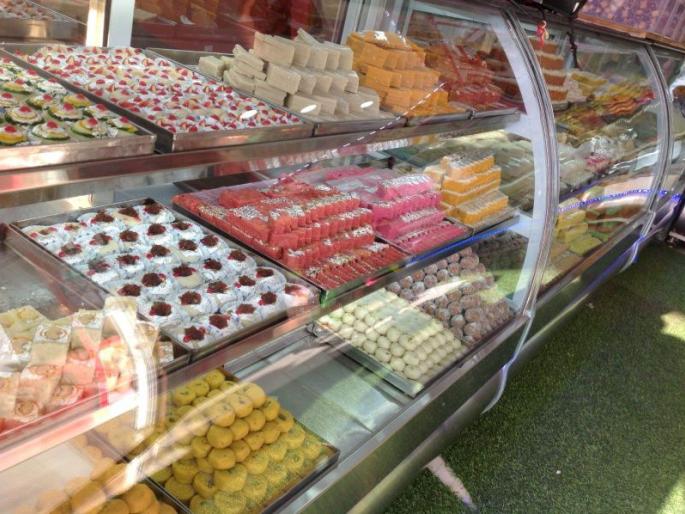 Now every Sweet tray will have 'Best Before' in front of it | आता प्रत्येक मिठाई ट्रे समोर असेल 'बेस्ट बिफोर' Now every Sweet tray will have 'Best Before' in front of it | आता प्रत्येक मिठाई ट्रे समोर असेल 'बेस्ट बिफोर'