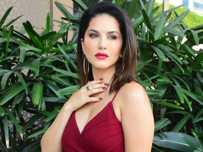 Big ruckus on the sets of vikram bhatt sunny leone upcoming webseries anamika | सनी लिओनी शूटिंग करत असताना सेटवर जबरदस्ती पोहोचले गुंड, जीव वाचवण्यासाठी लपली व्हॅनिटी व्हॅनमध्ये Big ruckus on the sets of vikram bhatt sunny leone upcoming webseries anamika | सनी लिओनी शूटिंग करत असताना सेटवर जबरदस्ती पोहोचले गुंड, जीव वाचवण्यासाठी लपली व्हॅनिटी व्हॅनमध्ये