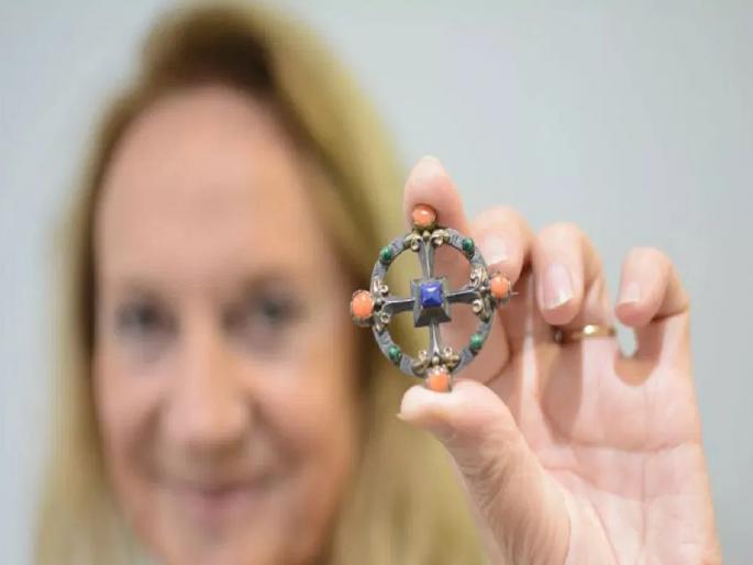 A woman who picked up a brooch for 2000 rupees at a local market, its turns out to be rare Victorian treasure - worth 15 lakh | चुकून महिलेच्या हाती लागला 'असा' खजिना; केवळ २ हजार खर्च करून १५ लाख कमावले A woman who picked up a brooch for 2000 rupees at a local market, its turns out to be rare Victorian treasure - worth 15 lakh | चुकून महिलेच्या हाती लागला 'असा' खजिना; केवळ २ हजार खर्च करून १५ लाख कमावले