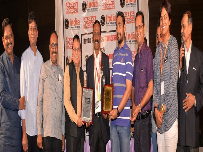 International Swimmer Vishnu Lokhande created history | आंतरराष्ट्रीय जलतरणपटू विष्णू लोखंडे यांनी रचला इतिहास; सलग १२ तास पोहत विक्रमांची केली नोंद International Swimmer Vishnu Lokhande created history | आंतरराष्ट्रीय जलतरणपटू विष्णू लोखंडे यांनी रचला इतिहास; सलग १२ तास पोहत विक्रमांची केली नोंद