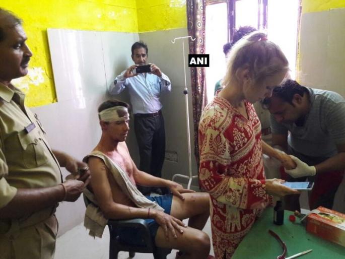 All five accused in the attack by foreign tourists in Agra: GazaAad | आग्र्यामध्ये परदेशी पर्यटकांना मारहाण : हल्ला करणारे सर्व पाच आरोपी गजाआड  All five accused in the attack by foreign tourists in Agra: GazaAad | आग्र्यामध्ये परदेशी पर्यटकांना मारहाण : हल्ला करणारे सर्व पाच आरोपी गजाआड