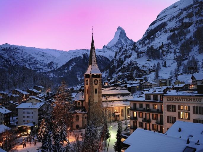 Switzerland town zermatt car ban inaccessible city ban car on road | 'या' शहरात गाड्यांवर बंदी, कार ठेवण्यासाठी सरकारची घ्यावी लागते परवानगी! Switzerland town zermatt car ban inaccessible city ban car on road | 'या' शहरात गाड्यांवर बंदी, कार ठेवण्यासाठी सरकारची घ्यावी लागते परवानगी!