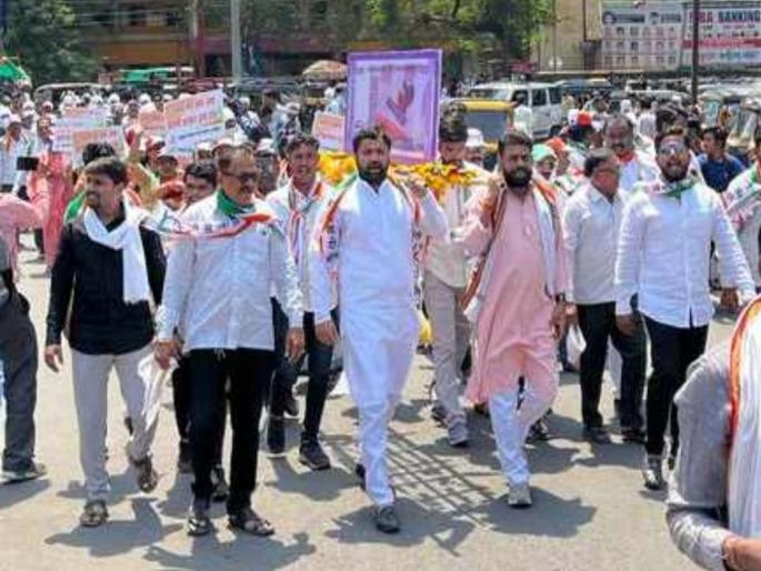 NCP made Agitation against 1 thousand note banned | दाेन हजाराच्या नाेटेची राष्ट्रवादीने काढली अंतिम यात्रा; गांधी चाैकात केले आंदोलन NCP made Agitation against 1 thousand note banned | दाेन हजाराच्या नाेटेची राष्ट्रवादीने काढली अंतिम यात्रा; गांधी चाैकात केले आंदोलन