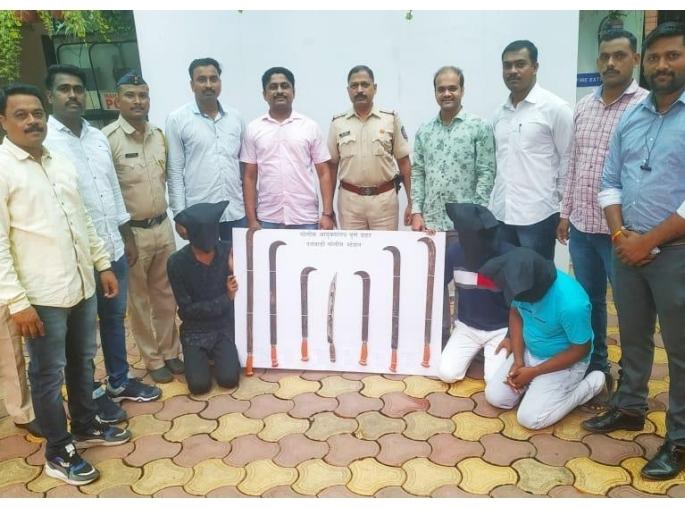 Person was arrested in birthday cake cutting by sword and posting photo states | तलवारीने केक कापून त्याचे फोटो स्टेट्सला ठेवणाऱ्याला अटक; तलवारी बनविणारा लोहारही जाळ्यात