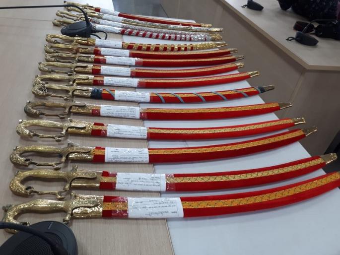 swords seized in Aurangabad again, six arrested | औरंगाबादेत पुन्हा तलवारीचा साठा जप्त, सहा अटकेत swords seized in Aurangabad again, six arrested | औरंगाबादेत पुन्हा तलवारीचा साठा जप्त, सहा अटकेत