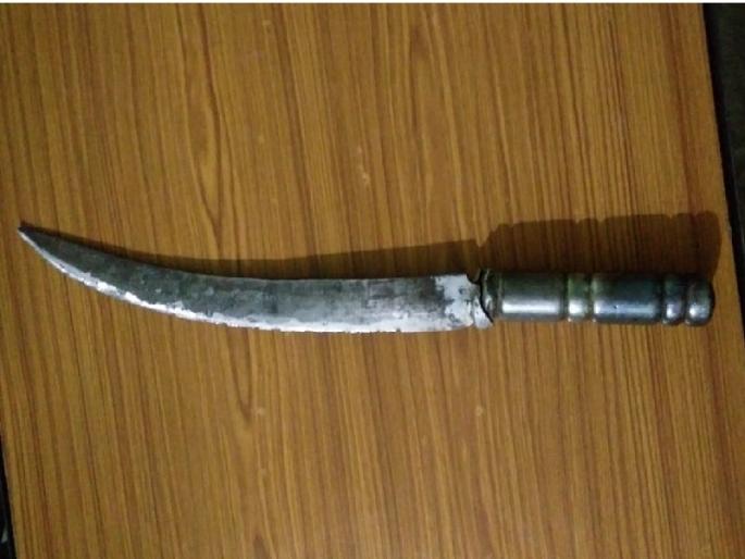 Three swords seized in Beed by local crime branch | बीडमध्ये स्थानिक गुन्हे शाखेच्या कारवाईत तीन तलवारी जप्त Three swords seized in Beed by local crime branch | बीडमध्ये स्थानिक गुन्हे शाखेच्या कारवाईत तीन तलवारी जप्त