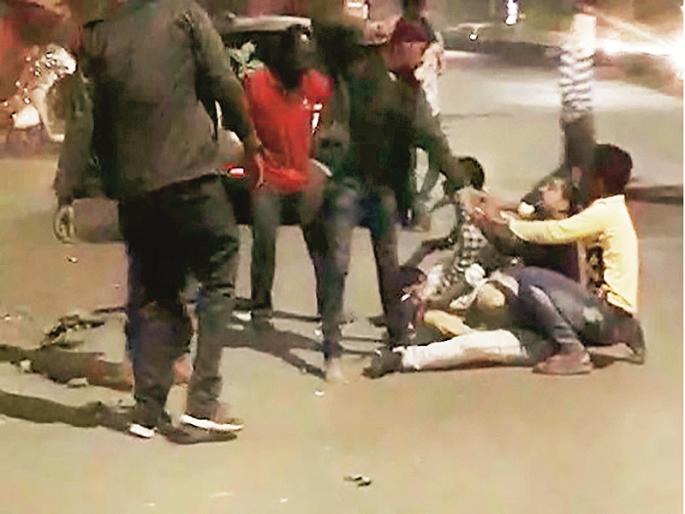 In the Jawahar Colony love controversy, five injured in sword attack | जवाहर कॉलनीत प्रेमसंबंधातील वादातून तलवारीने हल्ला In the Jawahar Colony love controversy, five injured in sword attack | जवाहर कॉलनीत प्रेमसंबंधातील वादातून तलवारीने हल्ला