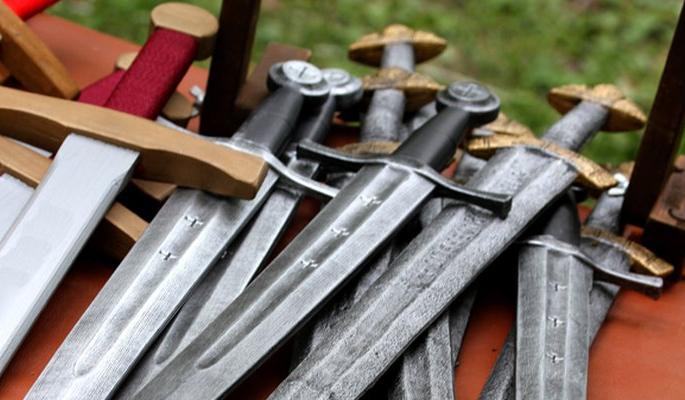 Koyate Antalwari found in the bag, a man from Satara in custody | पोत्यात आढळले कोयते अन् तलवारी, साताऱ्यातील एकजण ताब्यात Koyate Antalwari found in the bag, a man from Satara in custody | पोत्यात आढळले कोयते अन् तलवारी, साताऱ्यातील एकजण ताब्यात