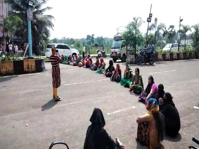 In Kalyan An angry woman asked when she would get water | महिलांनी किती वेळा रास्ता रोको करायचा; पाणी कधी मिळणार संतप्त महिलाचा सवाल In Kalyan An angry woman asked when she would get water | महिलांनी किती वेळा रास्ता रोको करायचा; पाणी कधी मिळणार संतप्त महिलाचा सवाल