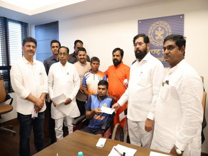 In just a few minutes, CM Eknath Shinde gave a check of 5 lakhs to a disabled youth | अवघ्या काही मिनिटांत मुख्यमंत्री एकनाथ शिंदेंनी दिला दिव्यांग युवकाला ५ लाखांचा धनादेश In just a few minutes, CM Eknath Shinde gave a check of 5 lakhs to a disabled youth | अवघ्या काही मिनिटांत मुख्यमंत्री एकनाथ शिंदेंनी दिला दिव्यांग युवकाला ५ लाखांचा धनादेश