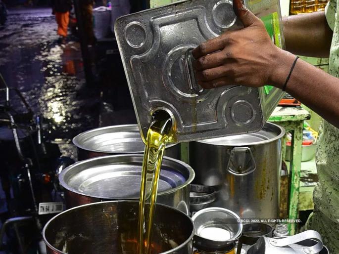 Edible oil prices will fall further; Currently prices are beyond the reach of consumers | खाद्यतेलाच्या किमती आणखी कमी होणार; सध्या किमती ग्राहकांच्या आवाक्याबाहेर Edible oil prices will fall further; Currently prices are beyond the reach of consumers | खाद्यतेलाच्या किमती आणखी कमी होणार; सध्या किमती ग्राहकांच्या आवाक्याबाहेर