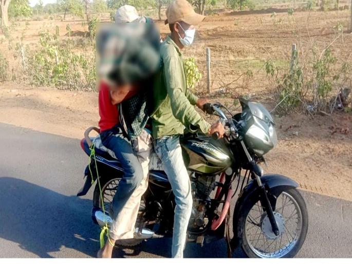 Corona Dealth : Dead body tied with a rope in the motorcycle umaria | Corona Dealth : दुर्दैवी! ना रुग्णवाहिका ना कोणाची मदत; भावडांनी बाईकवर दोरी बांधून नेला मृतदेह Corona Dealth : Dead body tied with a rope in the motorcycle umaria | Corona Dealth : दुर्दैवी! ना रुग्णवाहिका ना कोणाची मदत; भावडांनी बाईकवर दोरी बांधून नेला मृतदेह