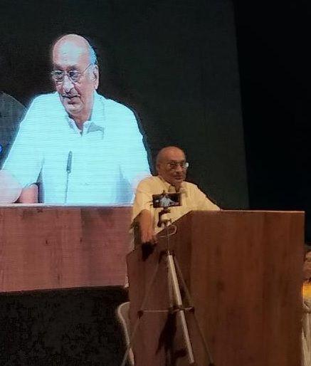 For the first time, a government favorable to the task of eradicating superstition | प्रथमच अंधश्रद्धा निर्मूलनाच्या कामासाठी अनुकूल सरकार मिळाले For the first time, a government favorable to the task of eradicating superstition | प्रथमच अंधश्रद्धा निर्मूलनाच्या कामासाठी अनुकूल सरकार मिळाले