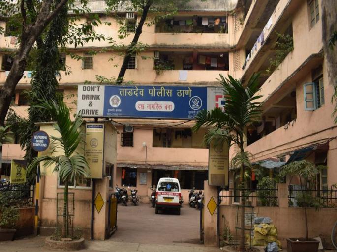 Mentally Disturb Person attacks a young man; A blow on the nose with an sharp weapon in tardeo | ताडदेवमध्ये माथेफिरुचा तरुणावर हल्ला; लोखंडी शस्त्राने नाकावर वार, रहिवाशांचा जीव धोक्यात Mentally Disturb Person attacks a young man; A blow on the nose with an sharp weapon in tardeo | ताडदेवमध्ये माथेफिरुचा तरुणावर हल्ला; लोखंडी शस्त्राने नाकावर वार, रहिवाशांचा जीव धोक्यात