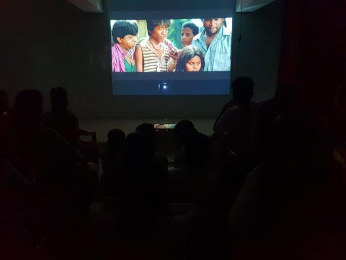 Screening of Cinderella film in Thane's acting, watching the audience became emotional | ठाण्यातील अभिनय कट्टयावर सिंड्रेला चित्रपटाचे स्क्रीनिंग, सिनेमा पाहुन प्रेक्षक झाले भावुक