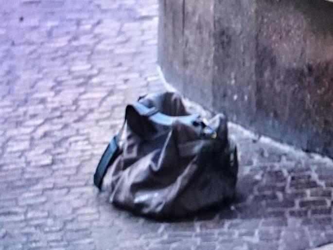 Unclaimed bag checked, beeped; A rush to the airport due to suspicion of bombs | बेवारस बॅग तपासली, बीप वाजले; बाँम्बच्या शंकेने एअरपोर्टवर धावपळ Unclaimed bag checked, beeped; A rush to the airport due to suspicion of bombs | बेवारस बॅग तपासली, बीप वाजले; बाँम्बच्या शंकेने एअरपोर्टवर धावपळ