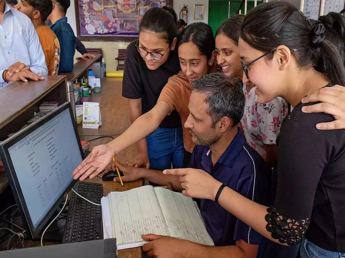 In Yavatmal, More than 43 thousand seats in the district for further education for 10th pass students | दहावी पास पोरांनो...वाटेल तेथे घ्या ॲडमिशन; ४३ हजार जागा तुमच्यासाठीच In Yavatmal, More than 43 thousand seats in the district for further education for 10th pass students | दहावी पास पोरांनो...वाटेल तेथे घ्या ॲडमिशन; ४३ हजार जागा तुमच्यासाठीच