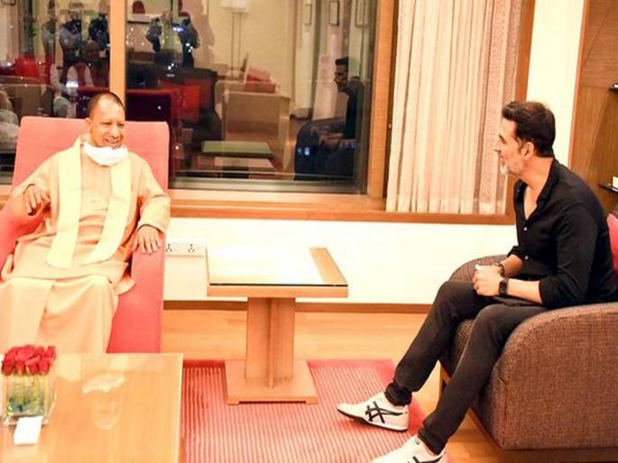 Shiv Sena leader Sanjay Raut has criticized Uttar Pradesh CM Yogi Adityanath | 'अक्षयकुमार कदाचित आदित्यनाथ यांना आंब्याच्या पेट्या घेऊन भेटला असेल'; राऊतांचा टोला Shiv Sena leader Sanjay Raut has criticized Uttar Pradesh CM Yogi Adityanath | 'अक्षयकुमार कदाचित आदित्यनाथ यांना आंब्याच्या पेट्या घेऊन भेटला असेल'; राऊतांचा टोला