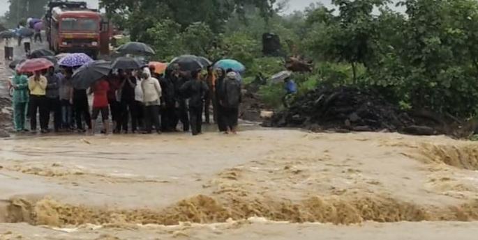 Due to heavy rains, the bridge in Chandrapur district was overflowing | मुसळधार पावसामुळे चंद्रपूर जिल्ह्यातील पूल वाहून गेला Due to heavy rains, the bridge in Chandrapur district was overflowing | मुसळधार पावसामुळे चंद्रपूर जिल्ह्यातील पूल वाहून गेला