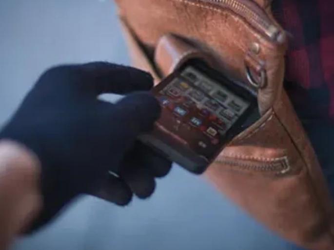 taktak Gang Active; The mobile escapes with a shovel | टकटक गँग सक्रिय; मोबाइल हिसकावून दोघांचे पलायन taktak Gang Active; The mobile escapes with a shovel | टकटक गँग सक्रिय; मोबाइल हिसकावून दोघांचे पलायन