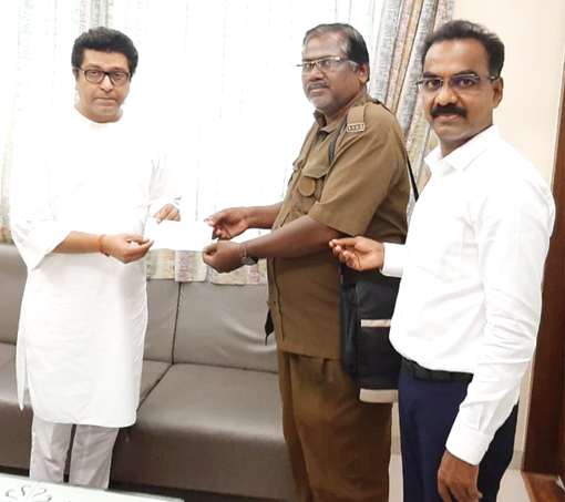 Raj Thackeray hits drought, traffic congestion | राज ठाकरे यांना खड्डे, वाहतूककोंडीचा फटका Raj Thackeray hits drought, traffic congestion | राज ठाकरे यांना खड्डे, वाहतूककोंडीचा फटका