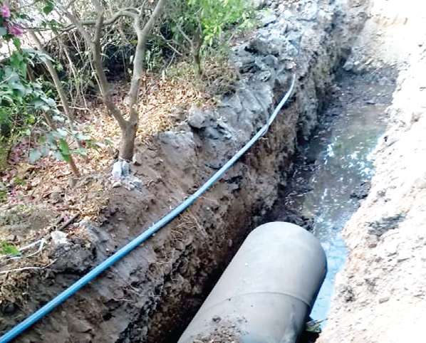 Galvanic The plight of the service road | जलवाहिनी टाकण्याच्या कामामध्ये हलगर्जी; सर्व्हिस रोडची दुर्दशा
