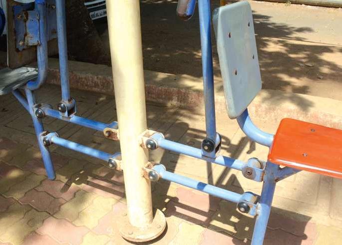 Municipal Corporation's neglect over the maintenance of Subhash Maidan; | सुभाष मैदानाच्या देखभालीकडे महापालिकेचे दुर्लक्ष; ओपन जिमचे साहित्य मोडकळीस Municipal Corporation's neglect over the maintenance of Subhash Maidan; | सुभाष मैदानाच्या देखभालीकडे महापालिकेचे दुर्लक्ष; ओपन जिमचे साहित्य मोडकळीस